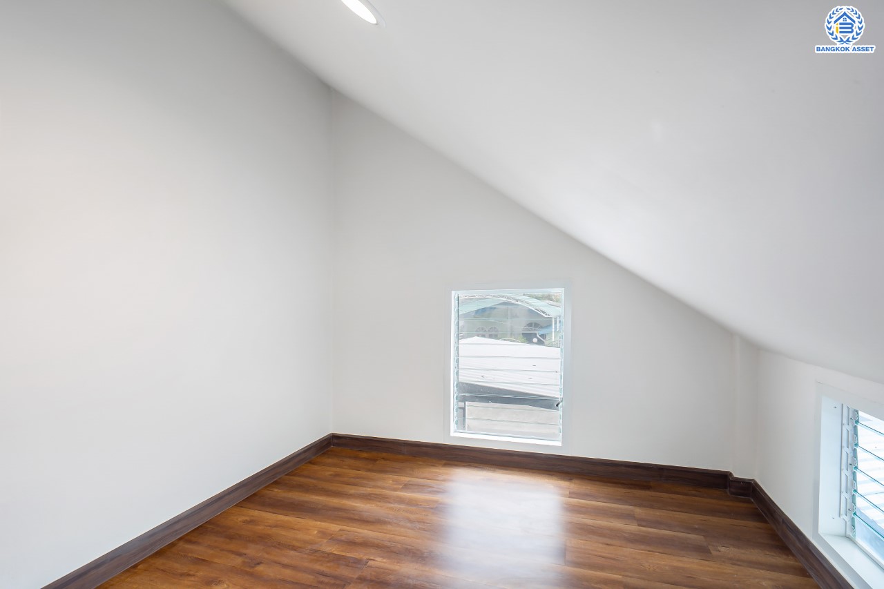 บ้านมือสองตกแต่งใหม่ ม.สินวงศ์ ดอนเมือง บ้านเดี่ยว เนื้อที่ 50 ตร.ว. ฟังก์ชัน 3 ห้องนอน 2 ห้องน้ำ จอดรถได้ 2 คัน บนทำเลดีที่สุด ใกล้สนามบินดอนเมือง ทางด่วน "ศรีสมาน" และรถไฟฟ้าสายสีแดง "สถานีดอนเมือง"